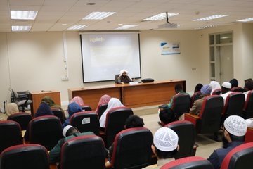 تنفيذ لقاء توعوي لطلاب كلية القرآن الكريم بالتعاون مع وحدة التوعية الفكرية يوم الثلاثاء 08-شعبان-1447